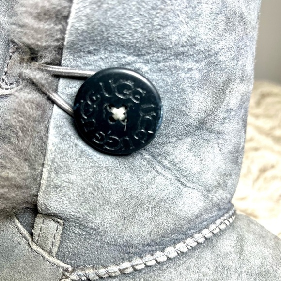 UGG Bailey Button Suede Gray Color Boots 
Warm Cozy Stylish 
Women’s Size 8 - Picture 8 of 9
